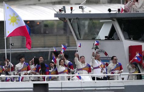 'Hamilton' receives warm welcome from Filipino fans ahead of opening.